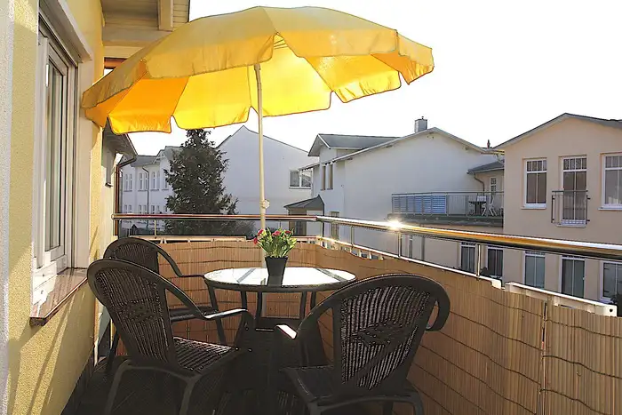 Sonniger Balkon mit Sitzbereich in der Ferienwohnung Ahlbeck