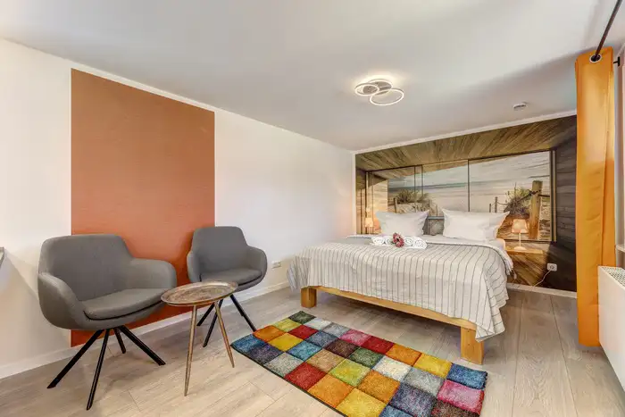Modern eingerichtetes Schlafzimmer mit großem Bett in der Ferienwohnung Ahlbeck