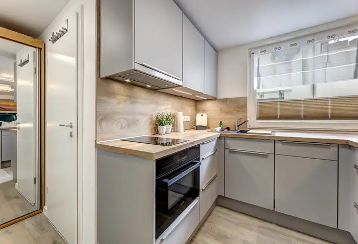 Moderne Küchenzeile in der Ferienwohnung Ahlbeck mit viel Tageslicht