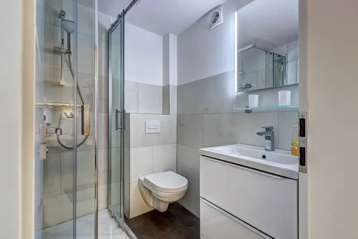 Modernes Badezimmer mit Dusche und WC in der Ferienwohnung Ahlbeck auf Usedom